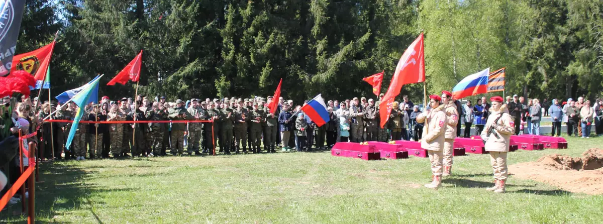 На воинском захоронении Ясная Поляна Парфинского района предали земле останки солдат, найденных в ходе весенней Вахты памяти