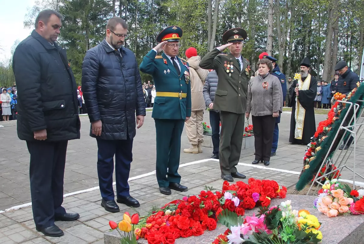 Демянцы и гости посёлка прошли памятным шествием от стелы воинской доблести к мемориалу воинам Северо-Западного фронта