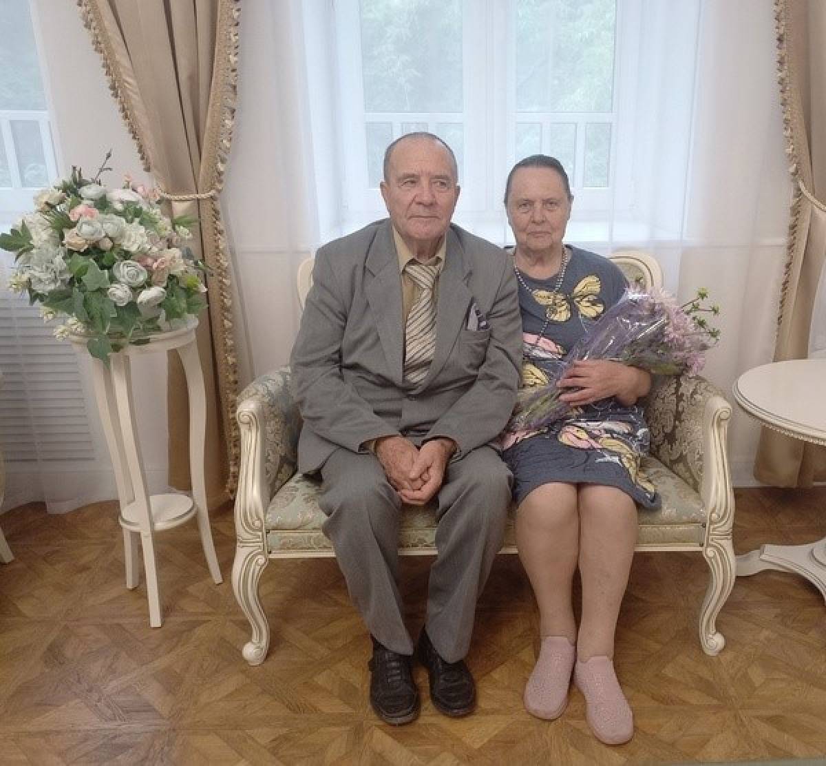Супруги Римма Николаевна и Юрий Евгеньевич Тихоновы из Волота отметили изумрудную свадьбу
