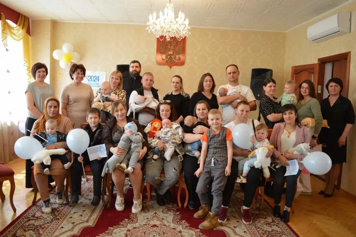 В поселке Шимск чествовали молодые семьи с детьми