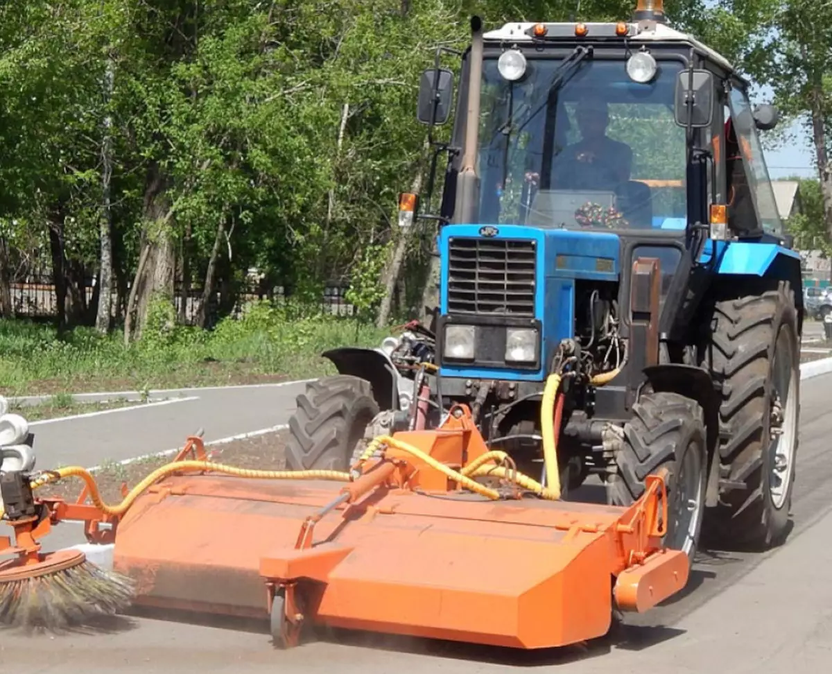 Окуловское предприятие «Чистый город» закупило новое оборудование для уборки улиц