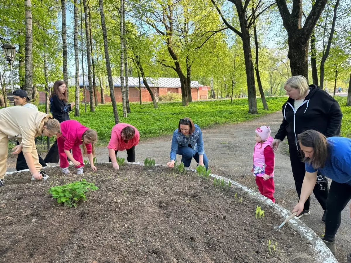 Многодетные и приемные семьи из Старой Руссы присоединились к акции «Цветы жизни сажают цветы»