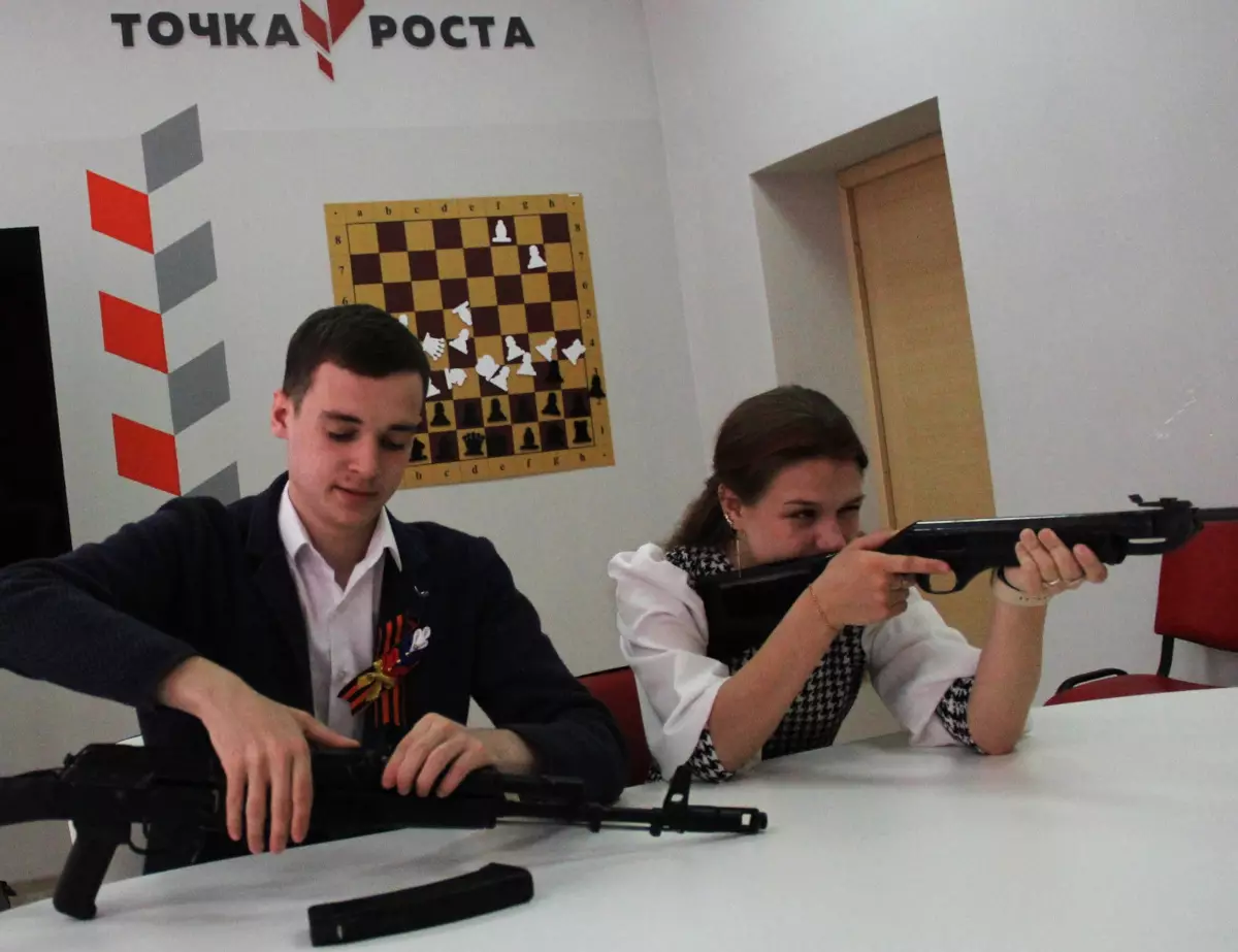 Команда Котовской школы Окуловского района показала хороший результат на военно-спортивных соревнованиях
