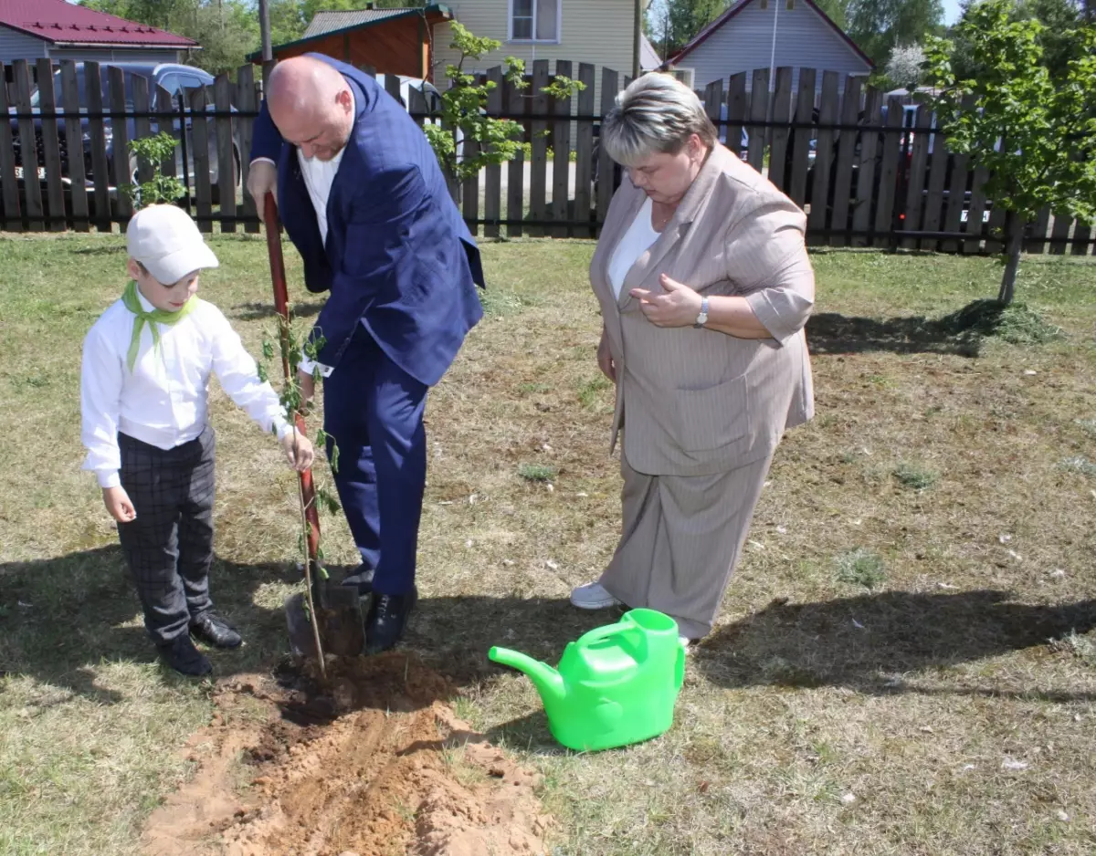 Александр Юрченко, министр природных ресурсов и лесного хозяйства посадил клен в сквере героев