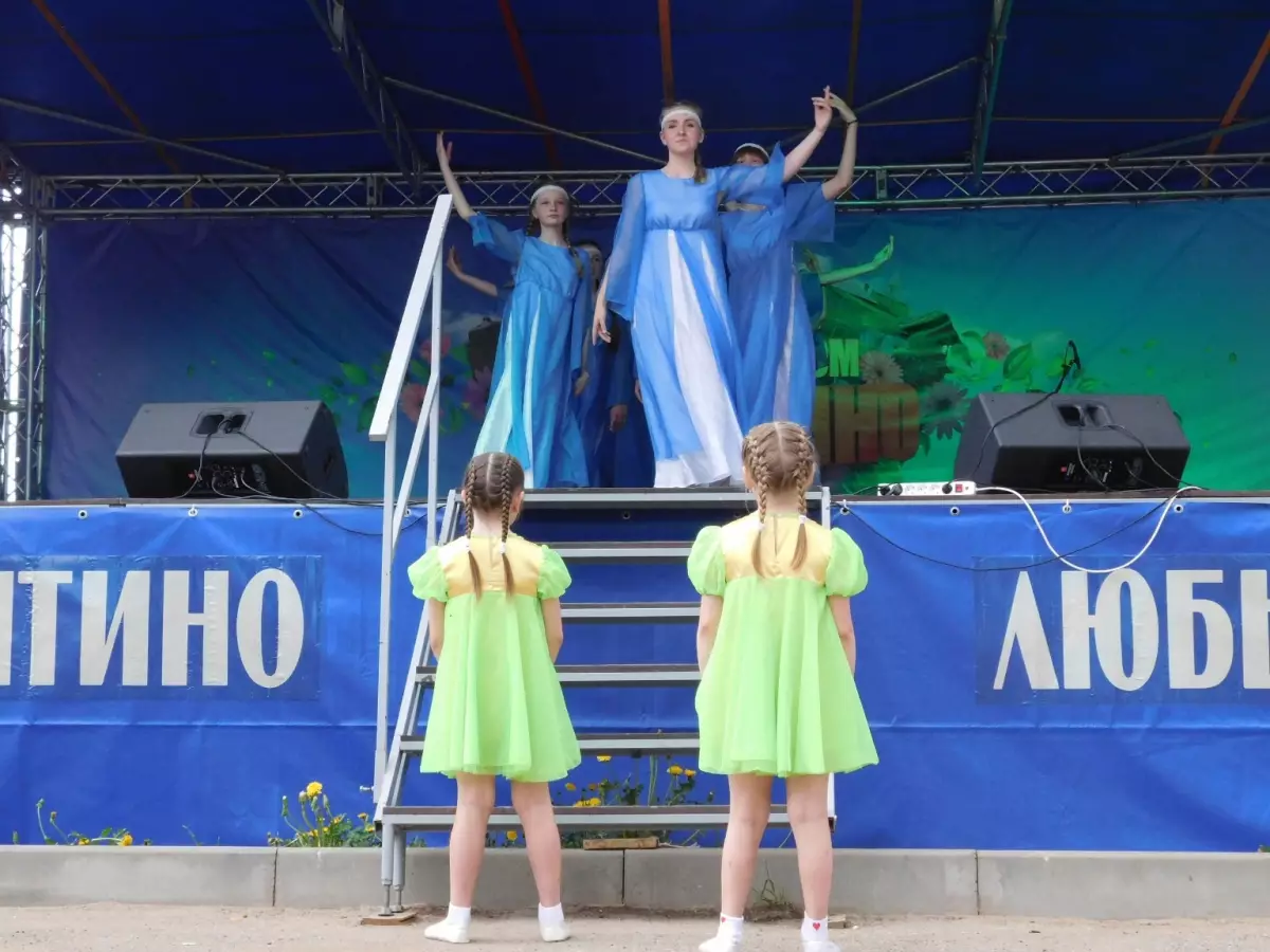 На сцене выступает хореографический коллектив любытинского ДК «Дашенька»