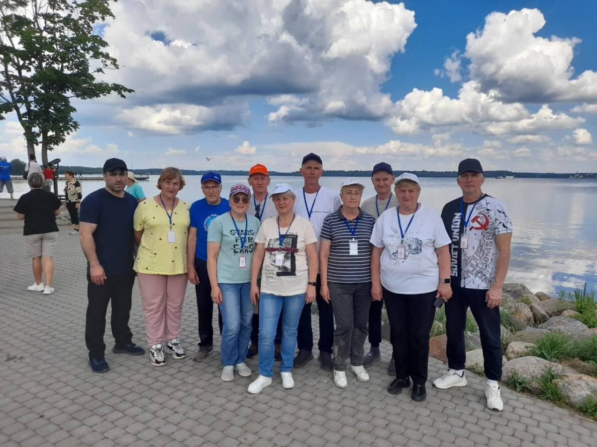 Команда ветеранов Любытинского района успешно выступила на областном фестивале по северной ходьбе
