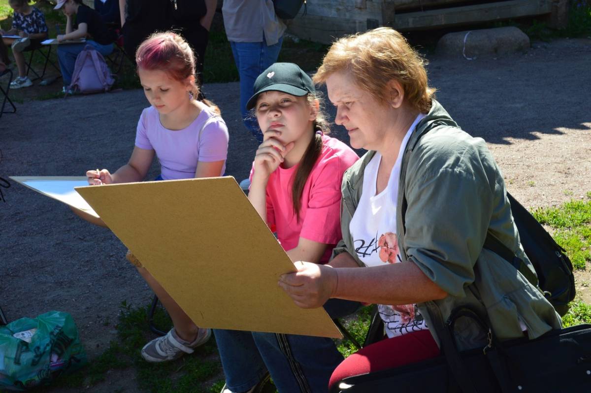 Юные художники из деревни Лесная Новгородского района побывали на пленэре в Витославлицах
