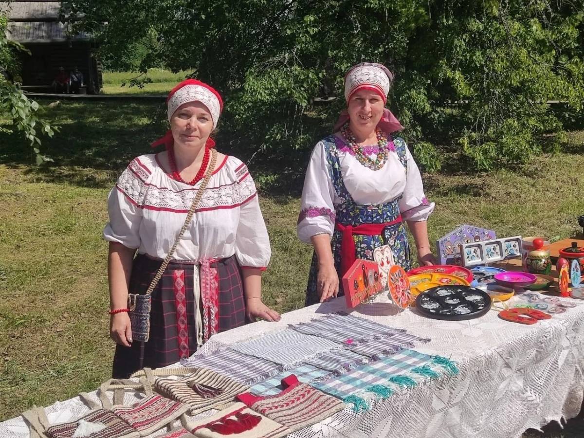 Мастерицы Наталья Бакова и Надежда Тихомирова из Неболчей представили своё творчество в «Витославлицах»