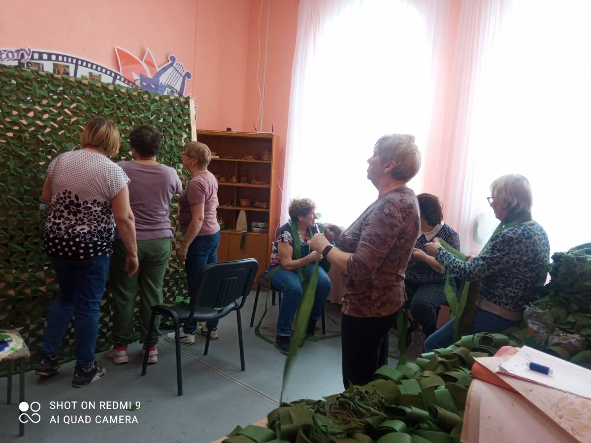 Неравнодушные труженицы кропотливо и с любовью вплетают ленты в сети. В процессе плетения стойкие женщины поют патриотические песни, шутят и чаевничают в перерывах.