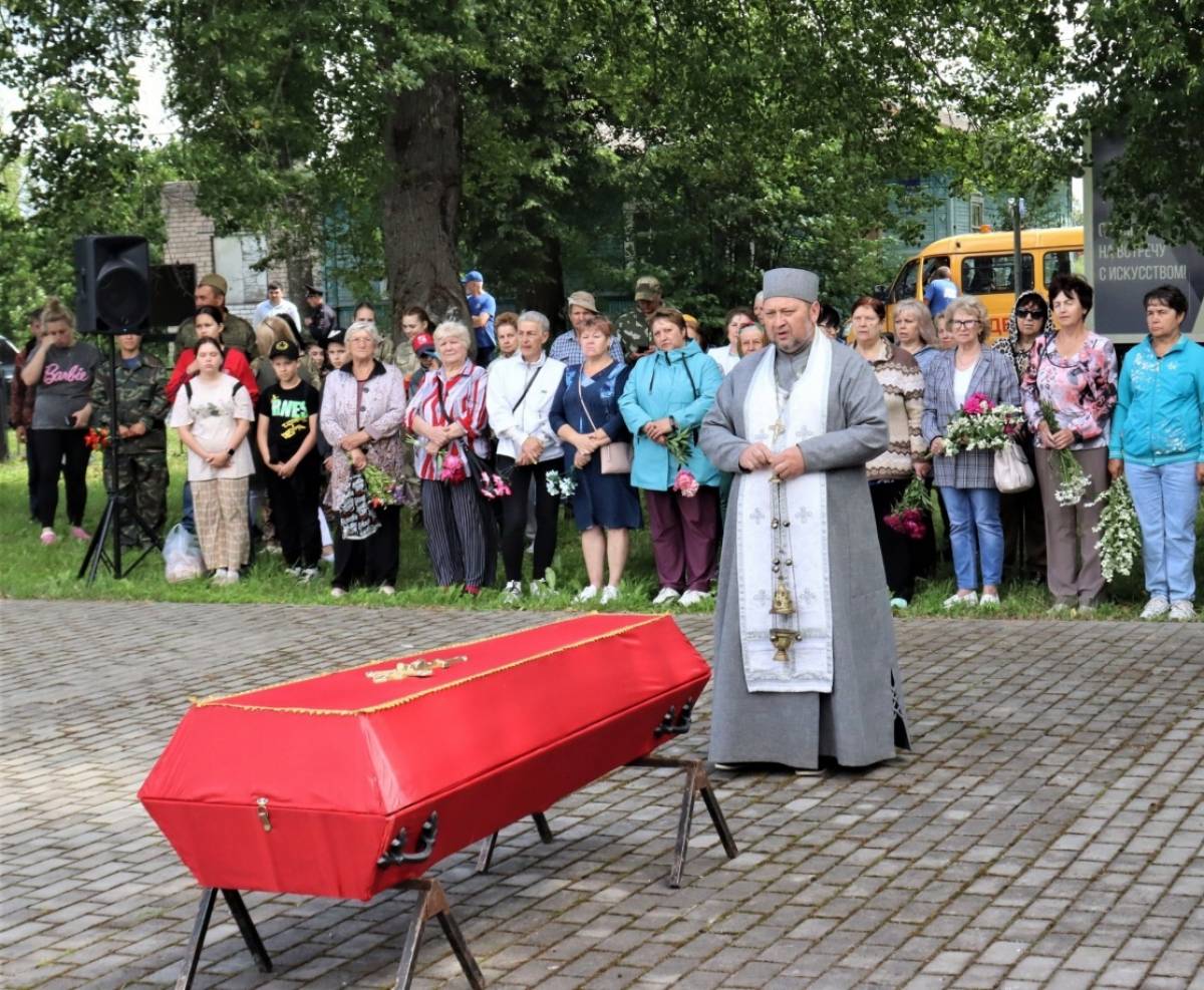 На воинском мемориале в д. Воронино Батецкого округа перезахоронили найденных поисковиками останки погибших красноармейцев