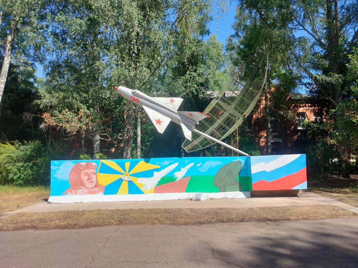 Бойцы студенческих отрядов восстановили две стелы в деревне Новоселицы Новгородского района