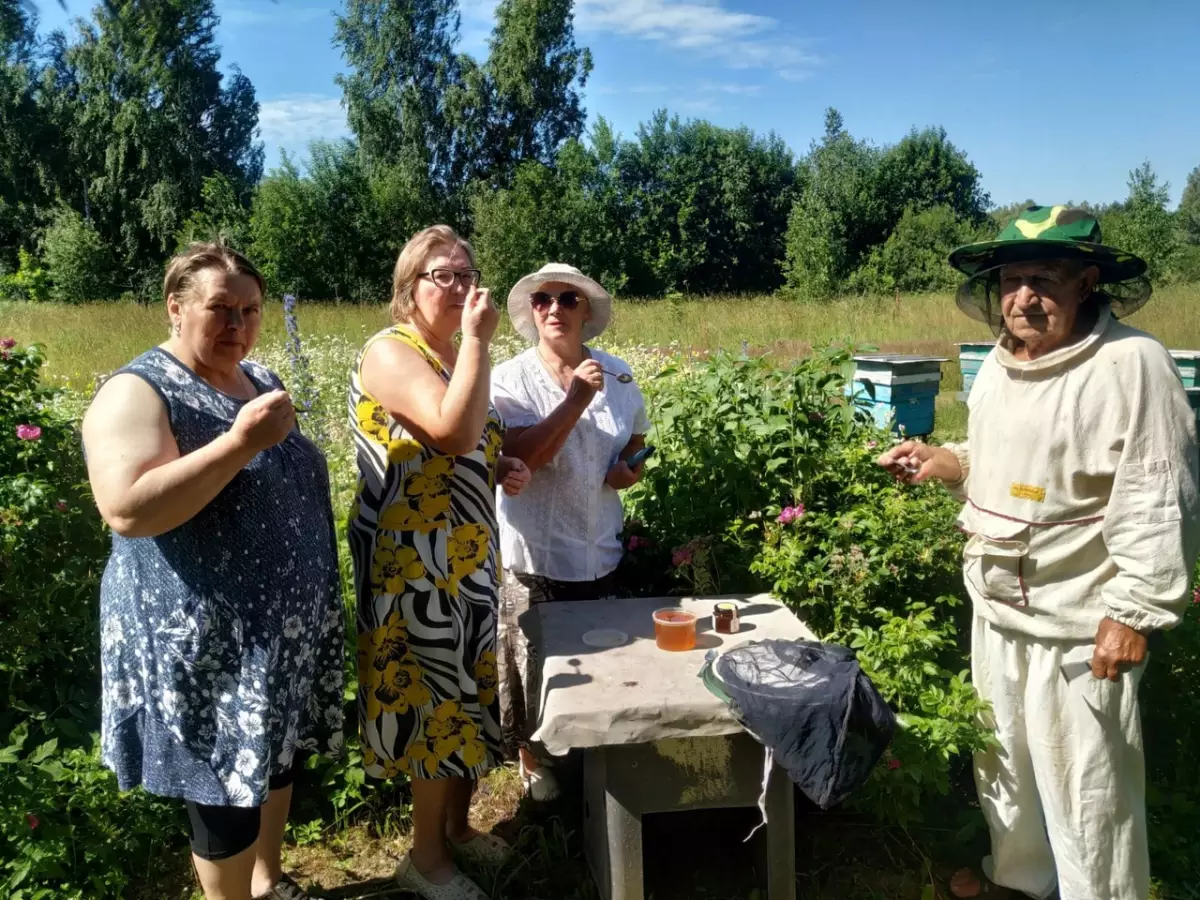Пчеловод-любитель из деревни Ильмень Новгородского района провёл экскурсию для совета ветеранов
