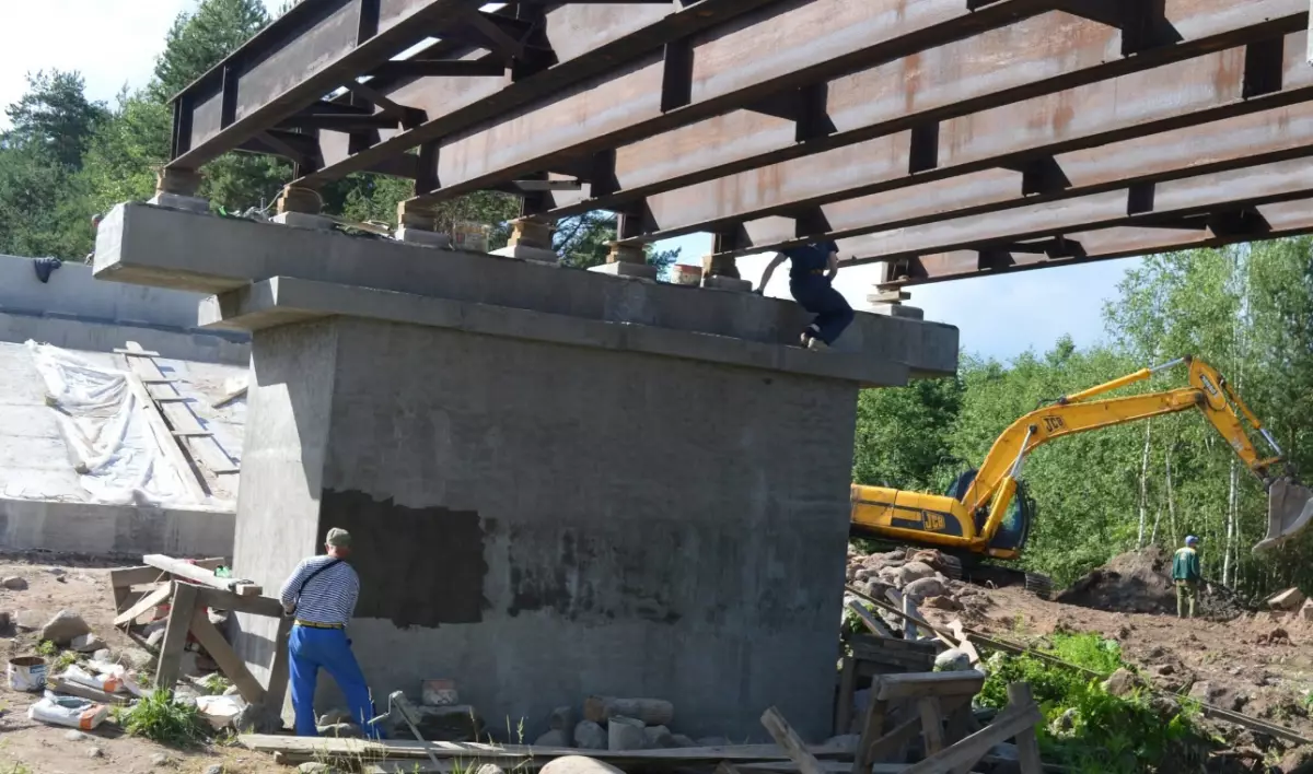Ремонт автомобильного моста через реку Морховка в Холмской районе планируется завершить к середине июля