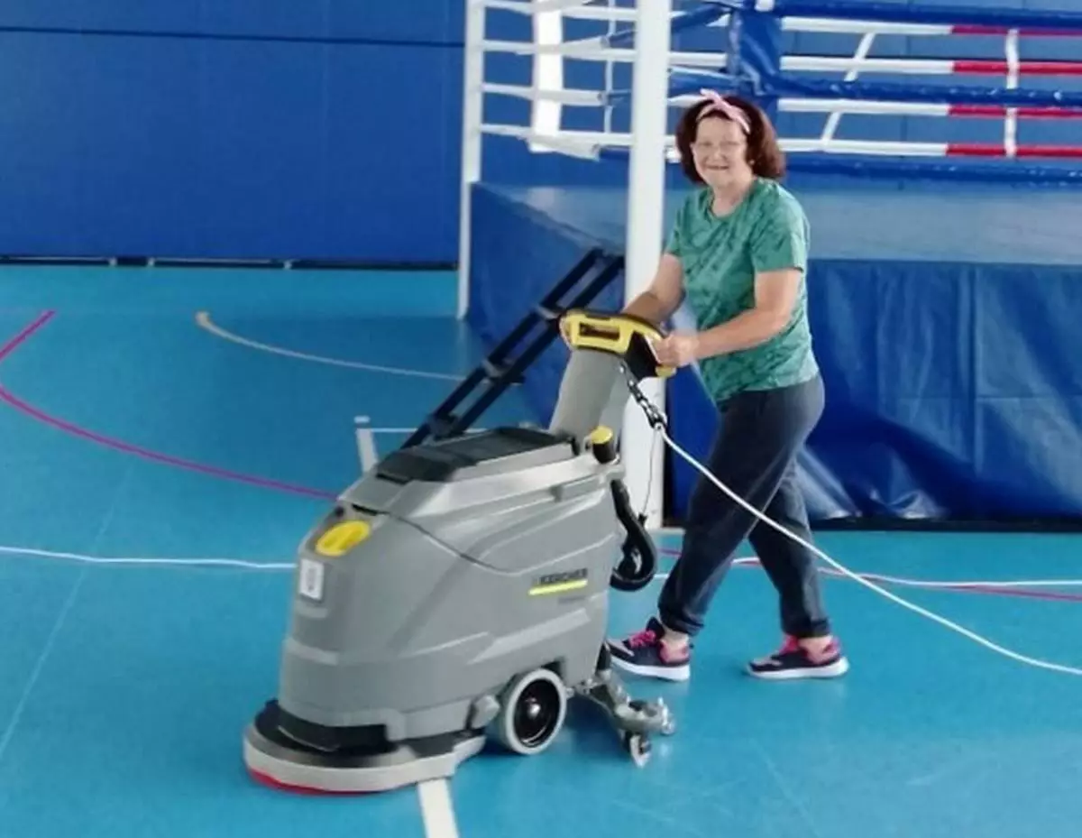 В любытинском физкультурно-спортивном комплексе появился новый механический помощник для уборки