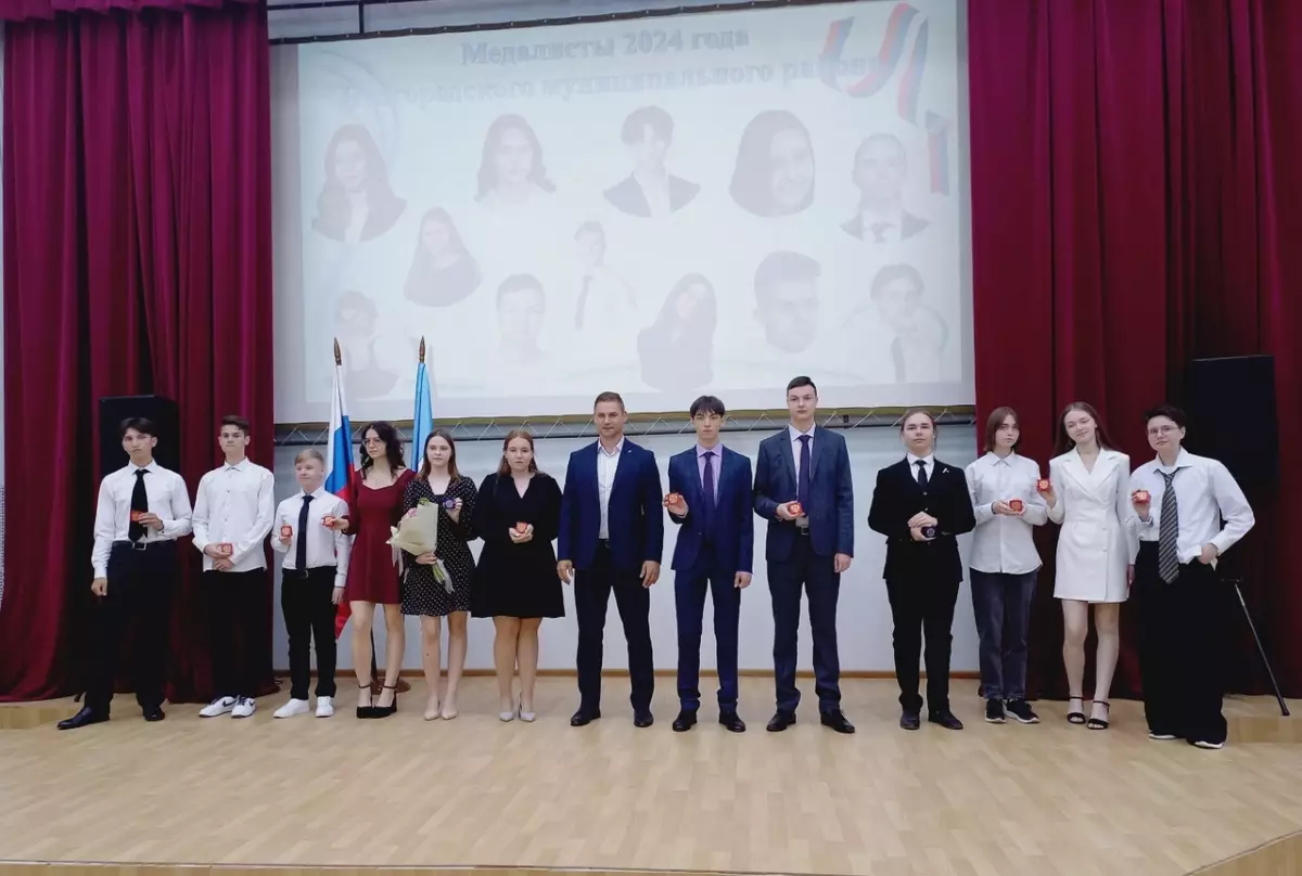 В Новгородском районе 12 выпускников получили медали «За особые успехи в учении»