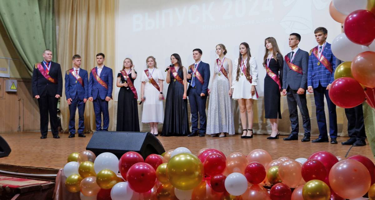 Трое выпускников Марёвской школы удостоились медали «За особые успехи в учении».
