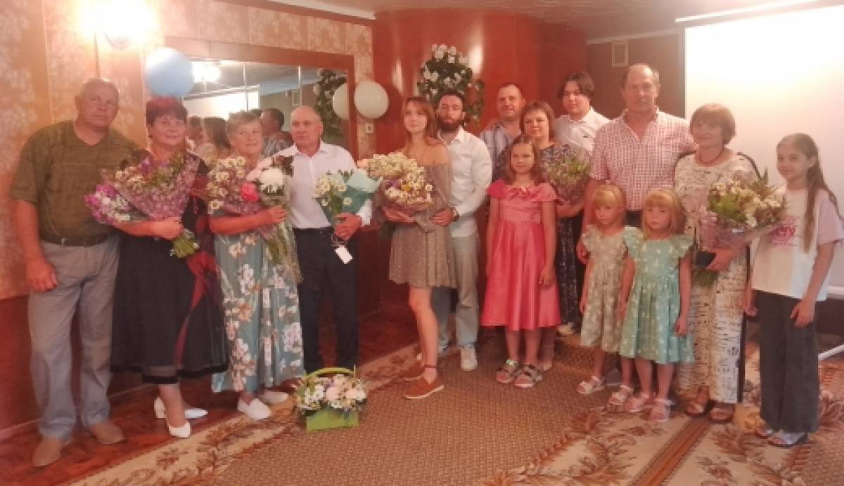 В Марёвском отделе ЗАГС прошло праздничное мероприятие, посвящённое в Дню семьи, любви и верности