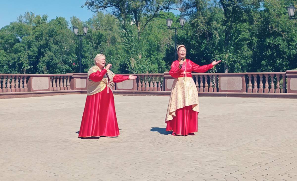 Выступление вокального ансамбля «Ягодиночка» на площади Свободы