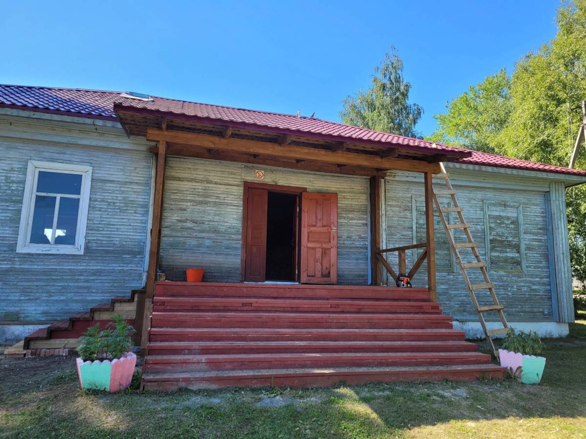 В деревне Дворищи Хвойнинского округа ремонтируют сельский Дом культуры.