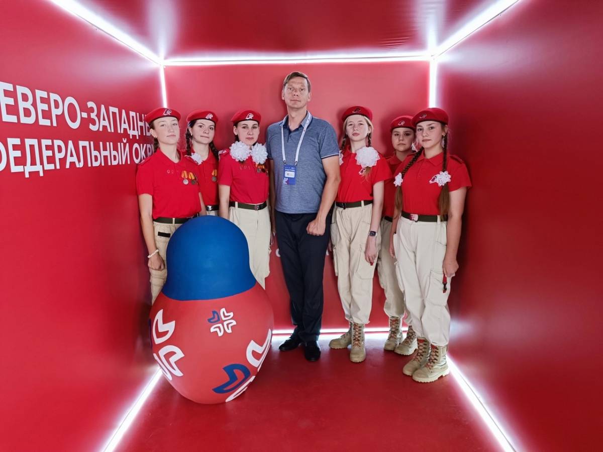 От Новгородского района в работе форума принимают участие специалист Дома молодежи Дмитрий Кузьмичев и делегация юнармейцев.
