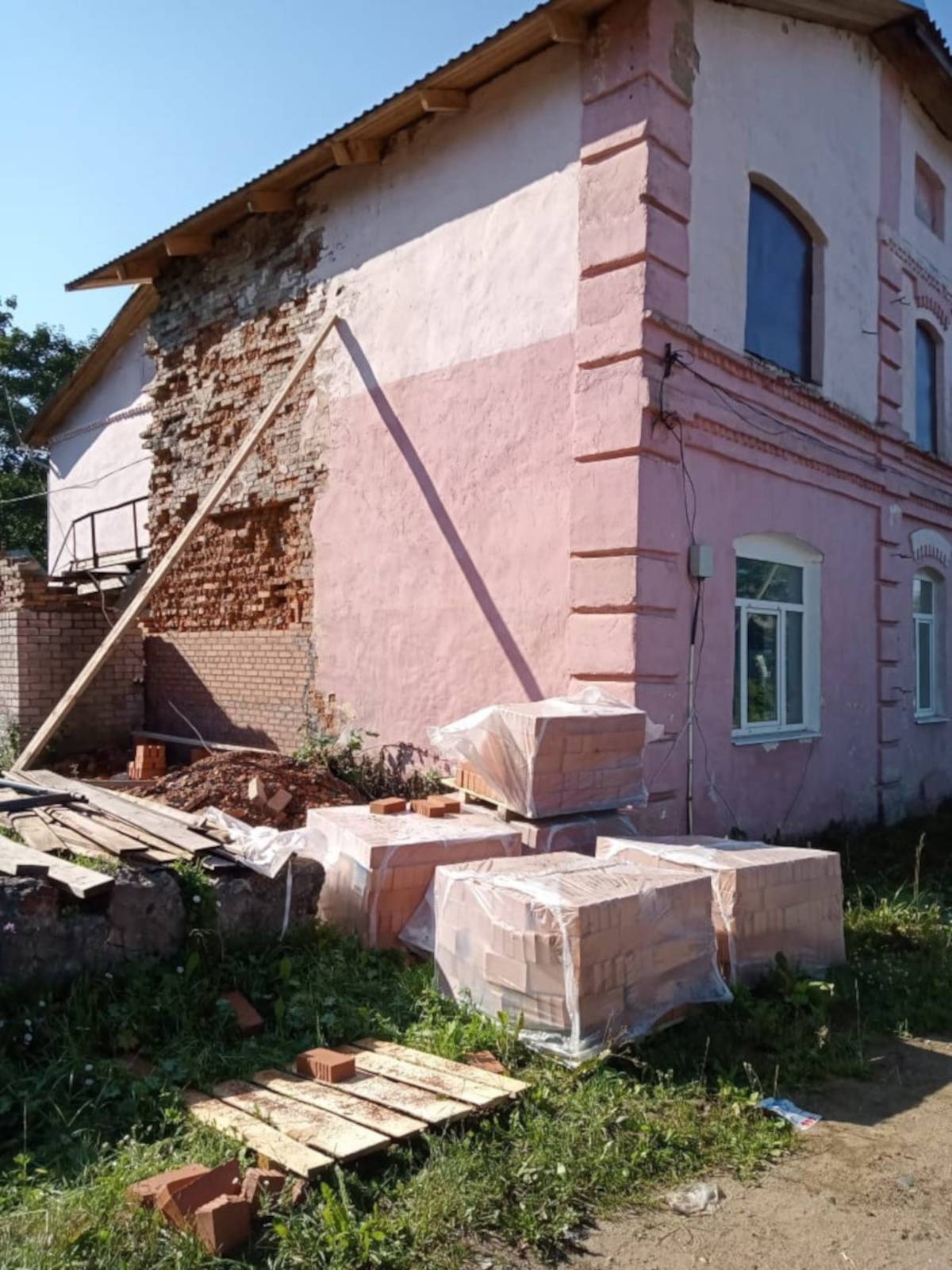 В Боровёнковском доме культуры Окуловского района приступили к ремонту кровли
