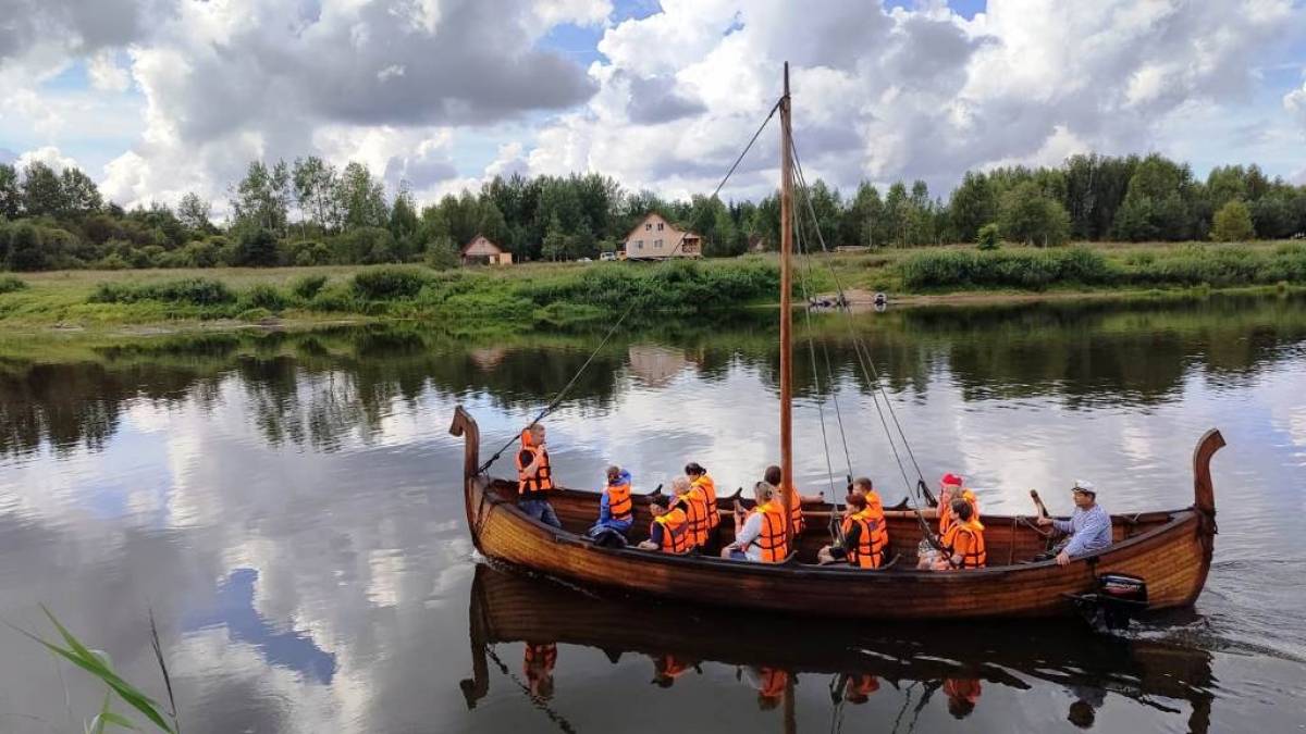 Любытинский музей проводит водные экскурсии на ладье
