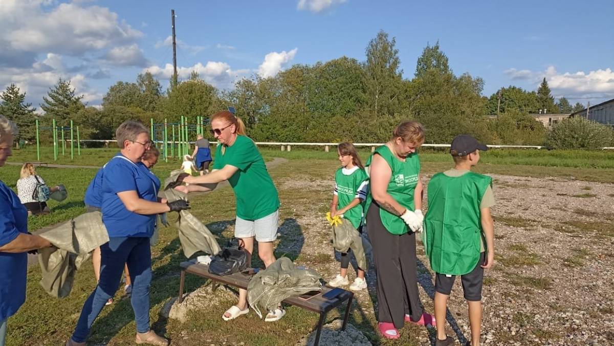 Волонтёры «Экосреды53» провели субботник на стадионе в деревне Ермолино Новгородского района