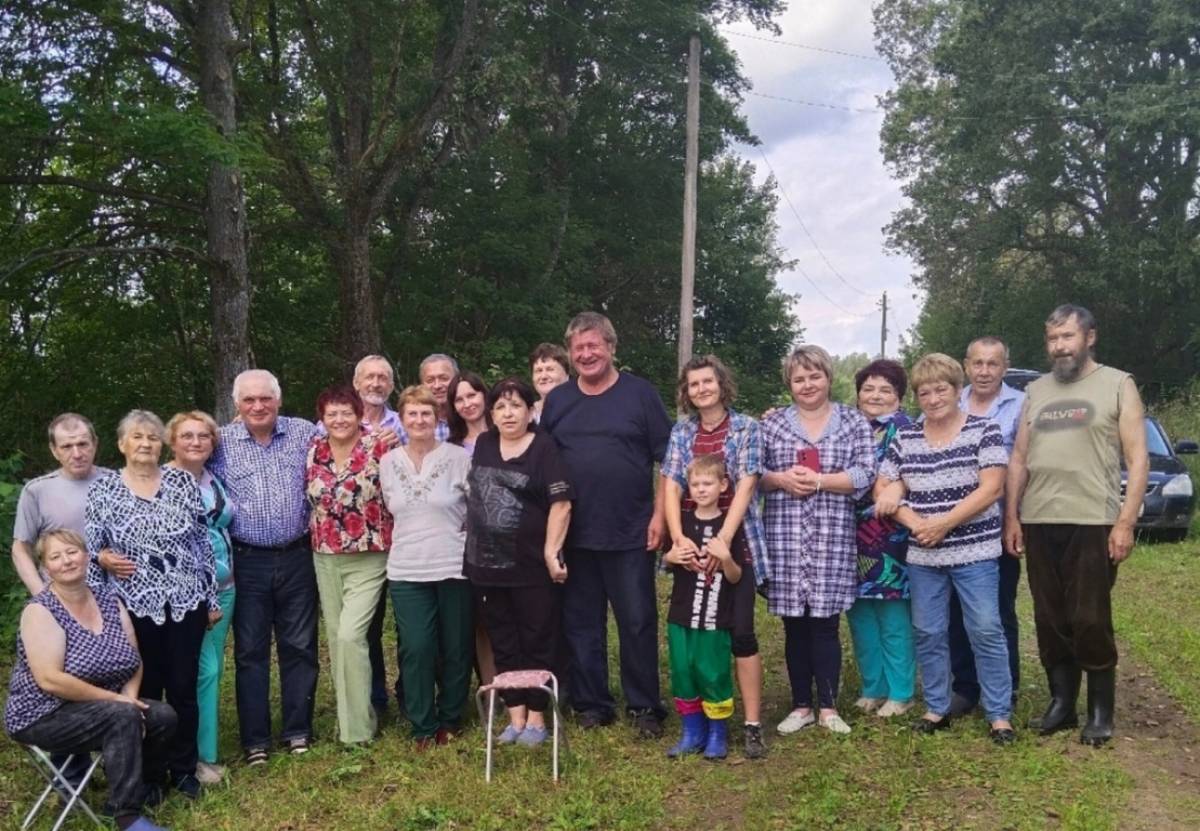 В один из дней августа оживает затерянная в лесах деревня Большие Язвищи
