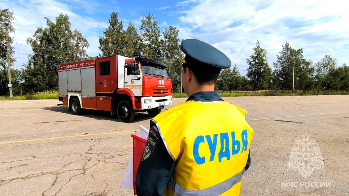 В Новгородском районе водители пожарных автомобилей соревновались в мастерстве