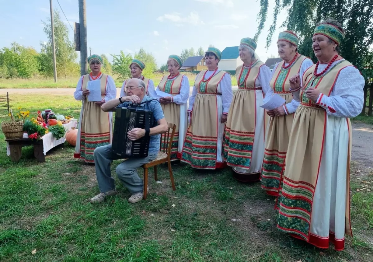 Жители новгородской деревни Наволок похвастались урожаем с грядок