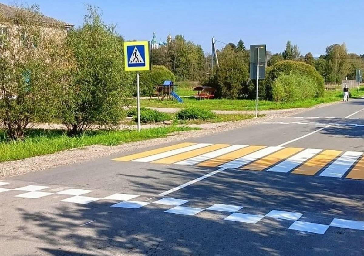 В Батецком округе отремонтировали важный участок дороги: по нему ездит школьный автобус