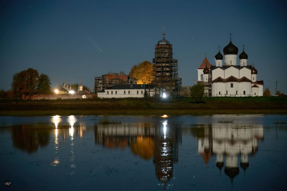 Новгородскому фотохудожнику удалось запечатлеть комету над древним монастырём