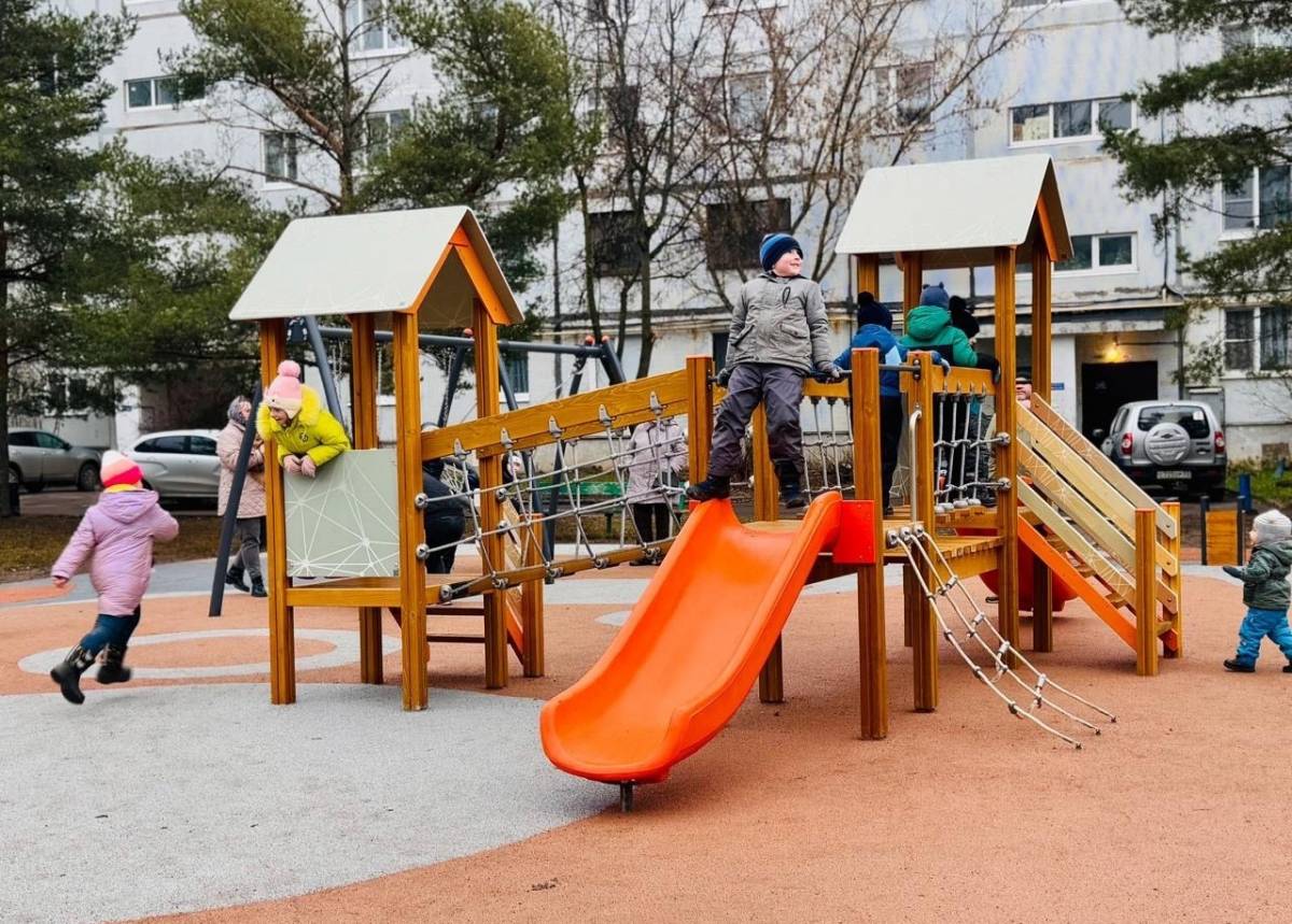 В Старой Руссе празднично открыли сразу три детские площадки