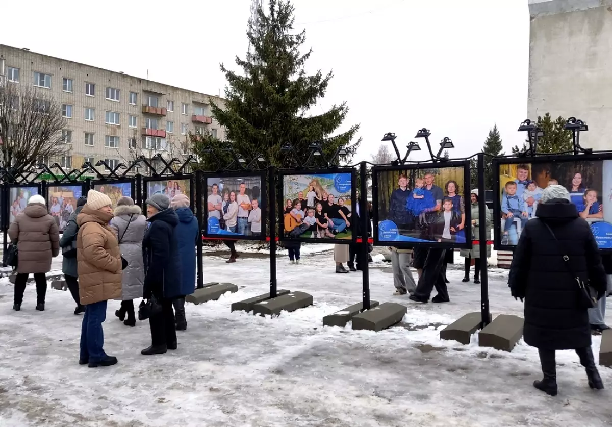 Уличная фотовыставка «Многодетные семьи» открылась в Валдае