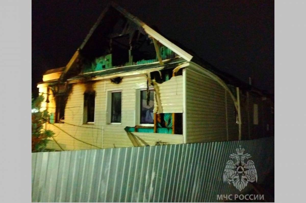 Отец вынес младенца из горящего дома в Старой Руссе