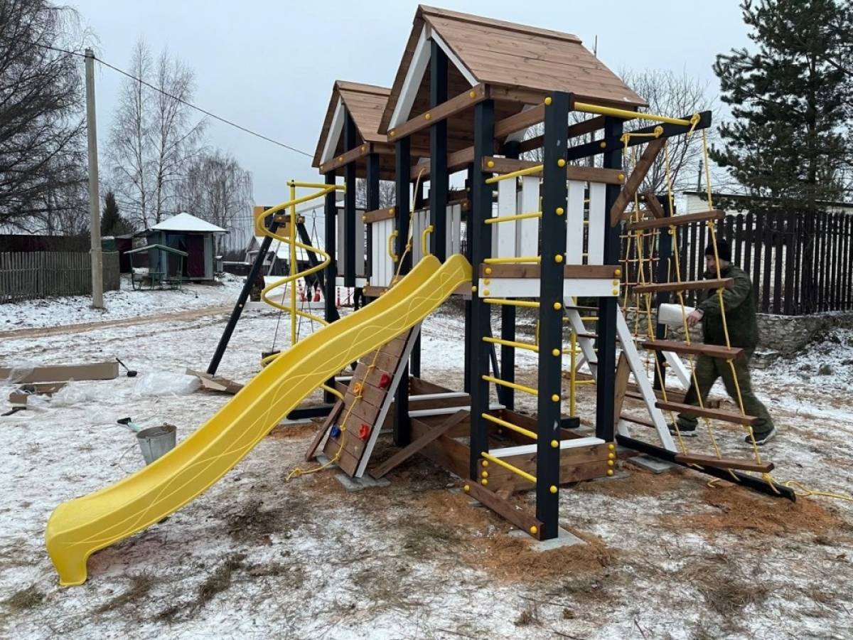 В чудовской деревне Велья установили красивую детскую площадку