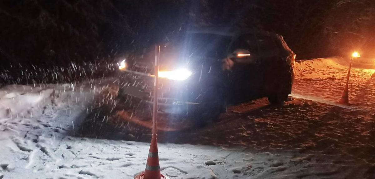 На фото: недавнее ДТП в Хвойнинском округе, в котором погиб пешеход