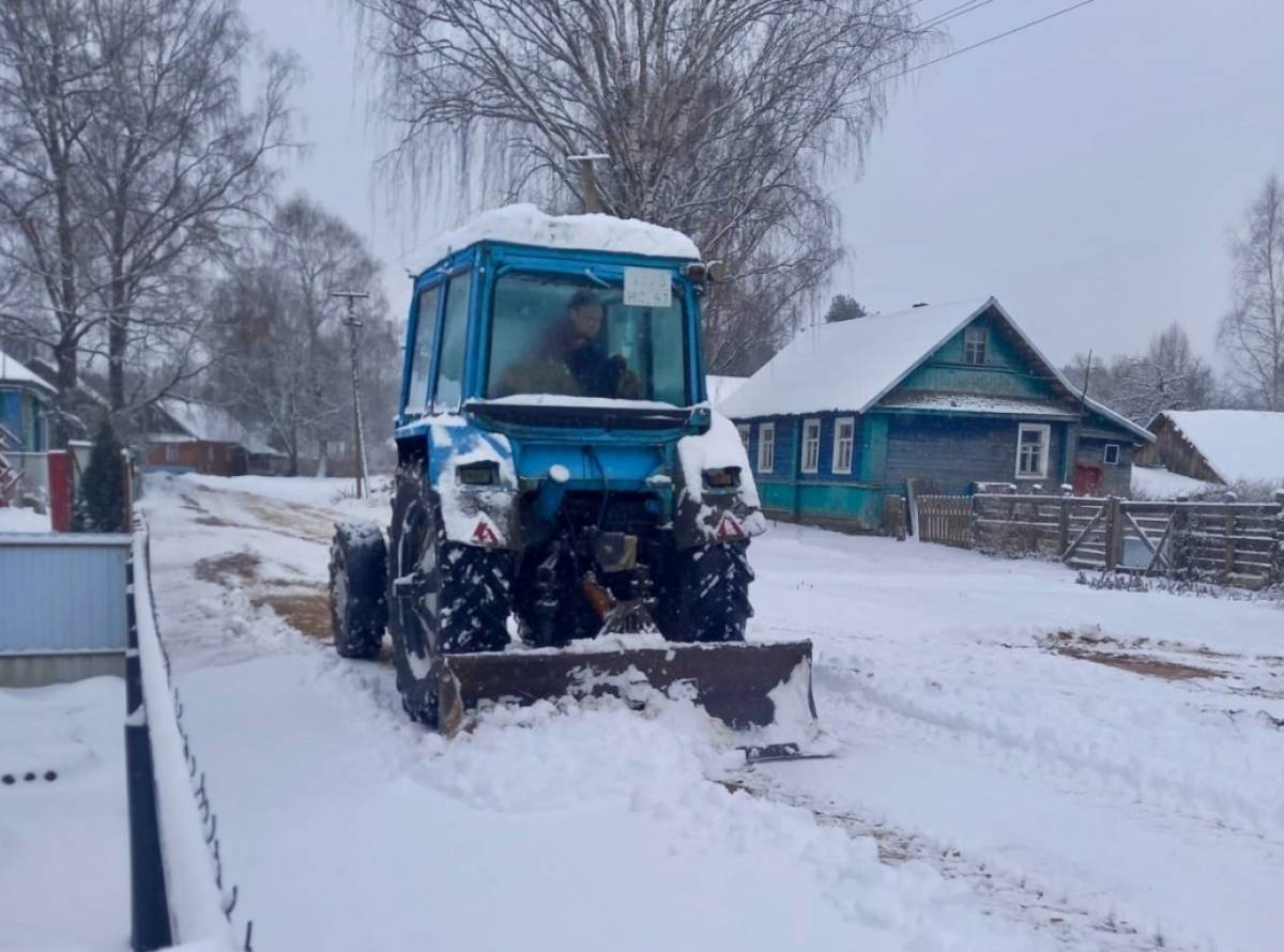 Житель Демянского округа помогает дорожным службам в уборке снега