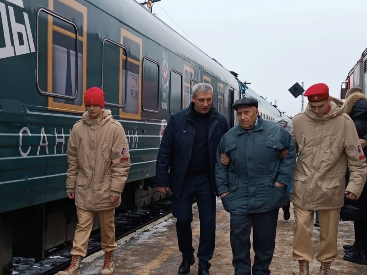 В Боровичах ветеран Великой Отечественной войны посетил «Поезд Победы»