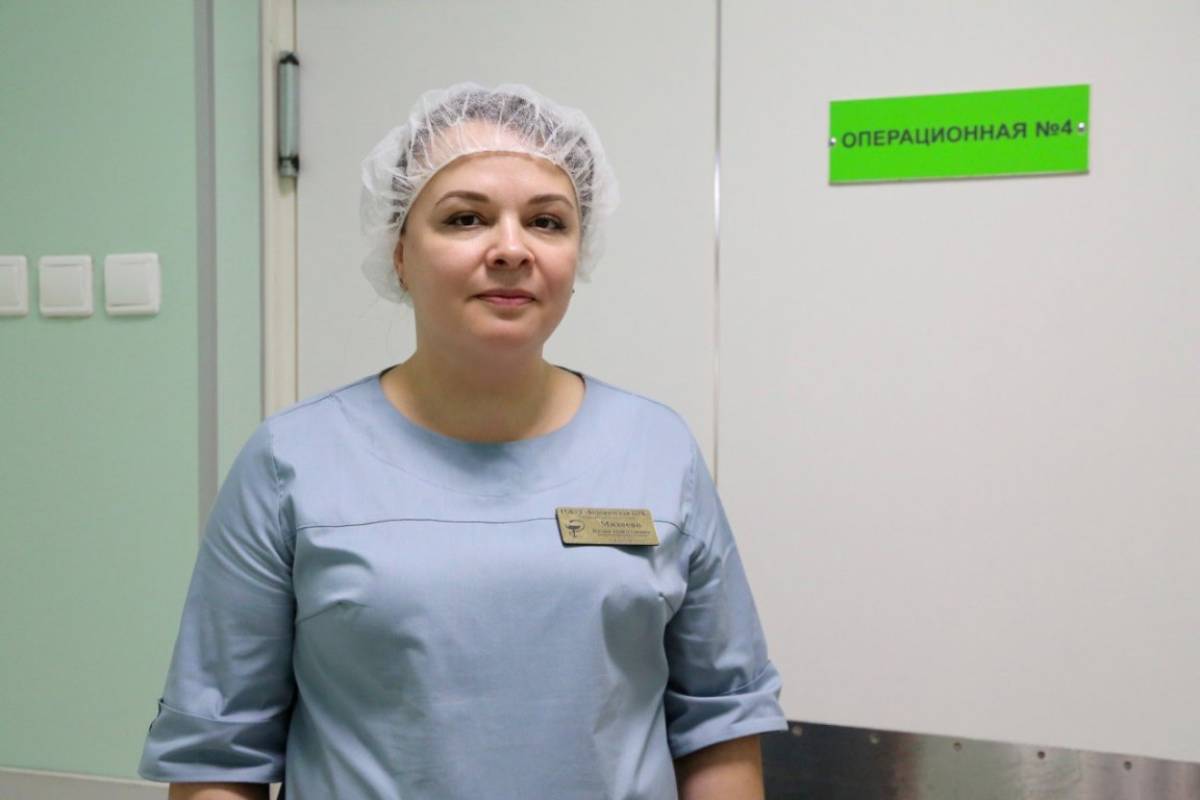 Почти четверть века помогает спасать людей операционная медсестра Юлия Михеева