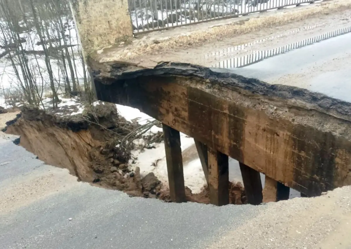 Временно прекращено движение по мосту через реку Перетна в Окуловском районе