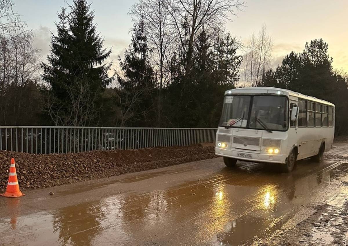 Движение через реку Перетна в Окуловском районе оперативно восстановили