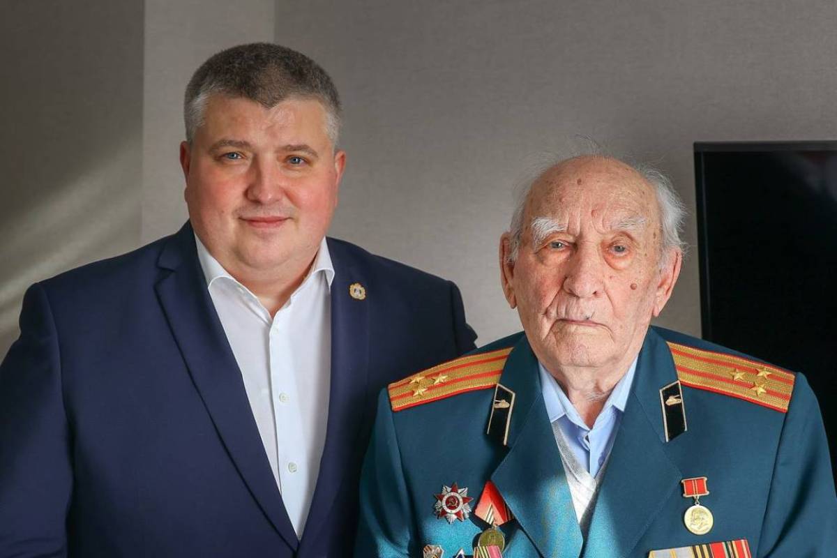 Александр Дронов передал новый китель ветерану Великой Отечественной войны