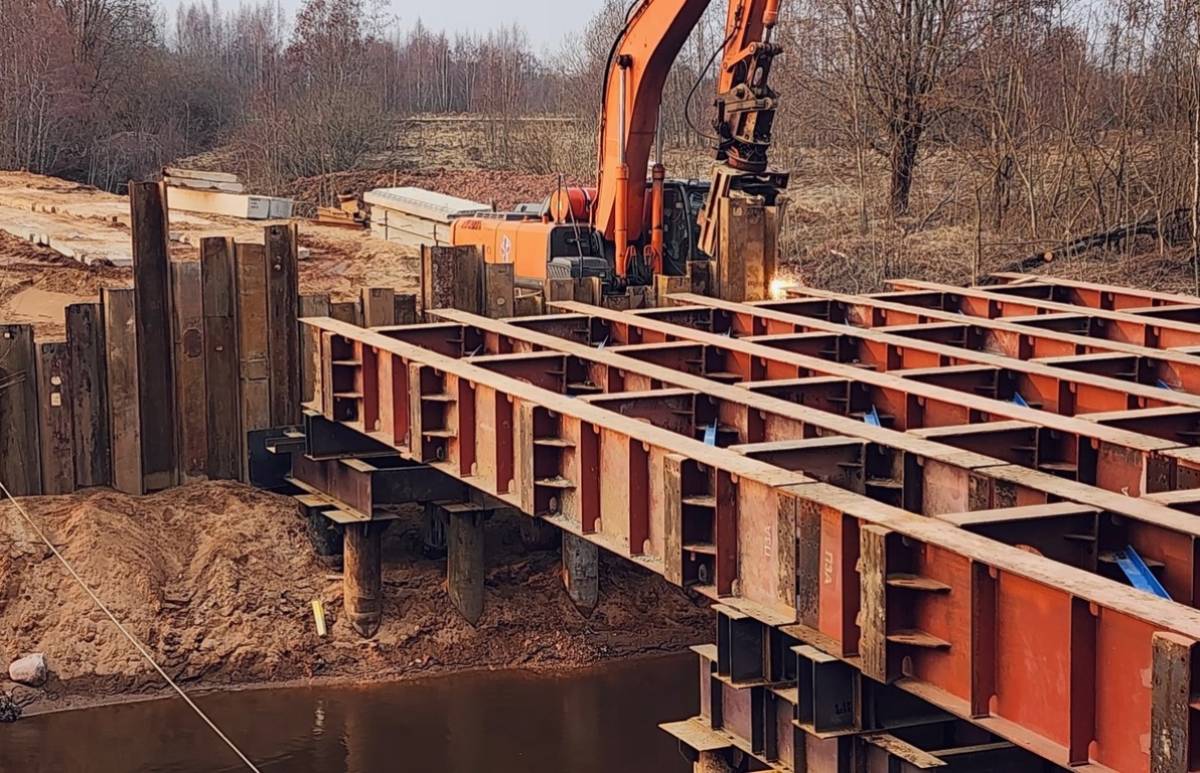 Временный мост продолжают возводить в Старорусском районе