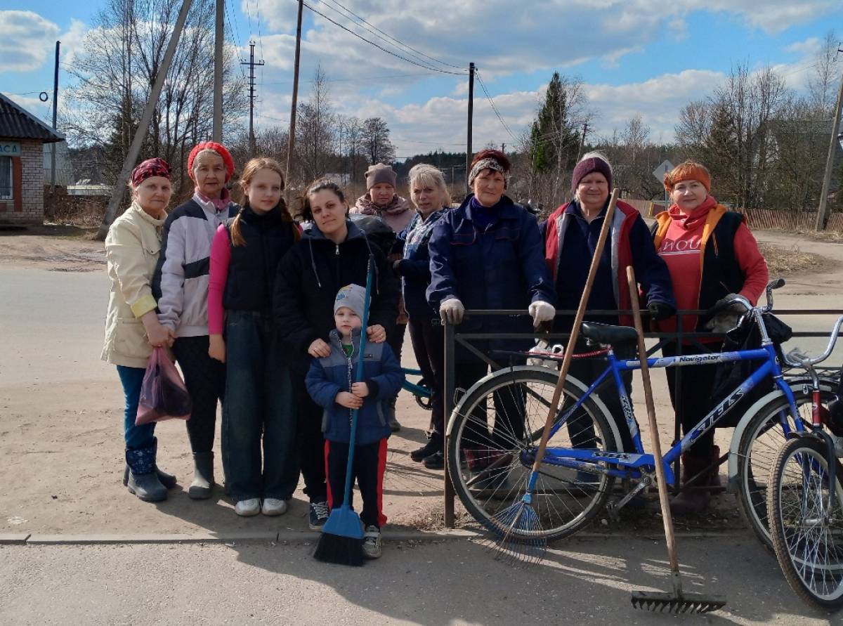 Жители Парфинского округа дружно выходят на субботники