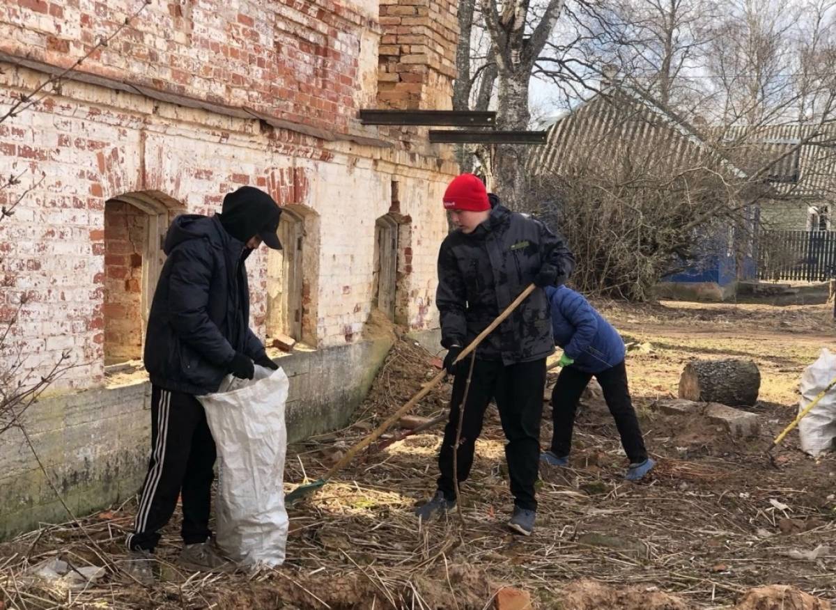 Трудовой десант из села Грузино навёл порядок возле дома уникального учёного