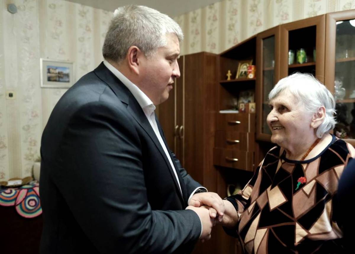 Руководитель региона навестил в Пестове блокадницу Раиду Яковлевну Шатунову