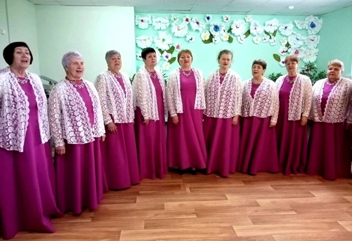 Поддорские артисты поделились теплом души с пожилыми земляками