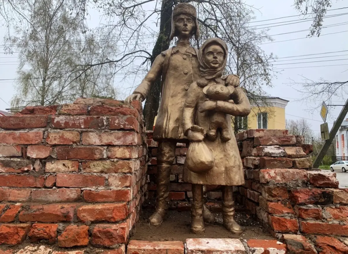 В Боровичах торжественно открыли первый в регионе памятник детям войны