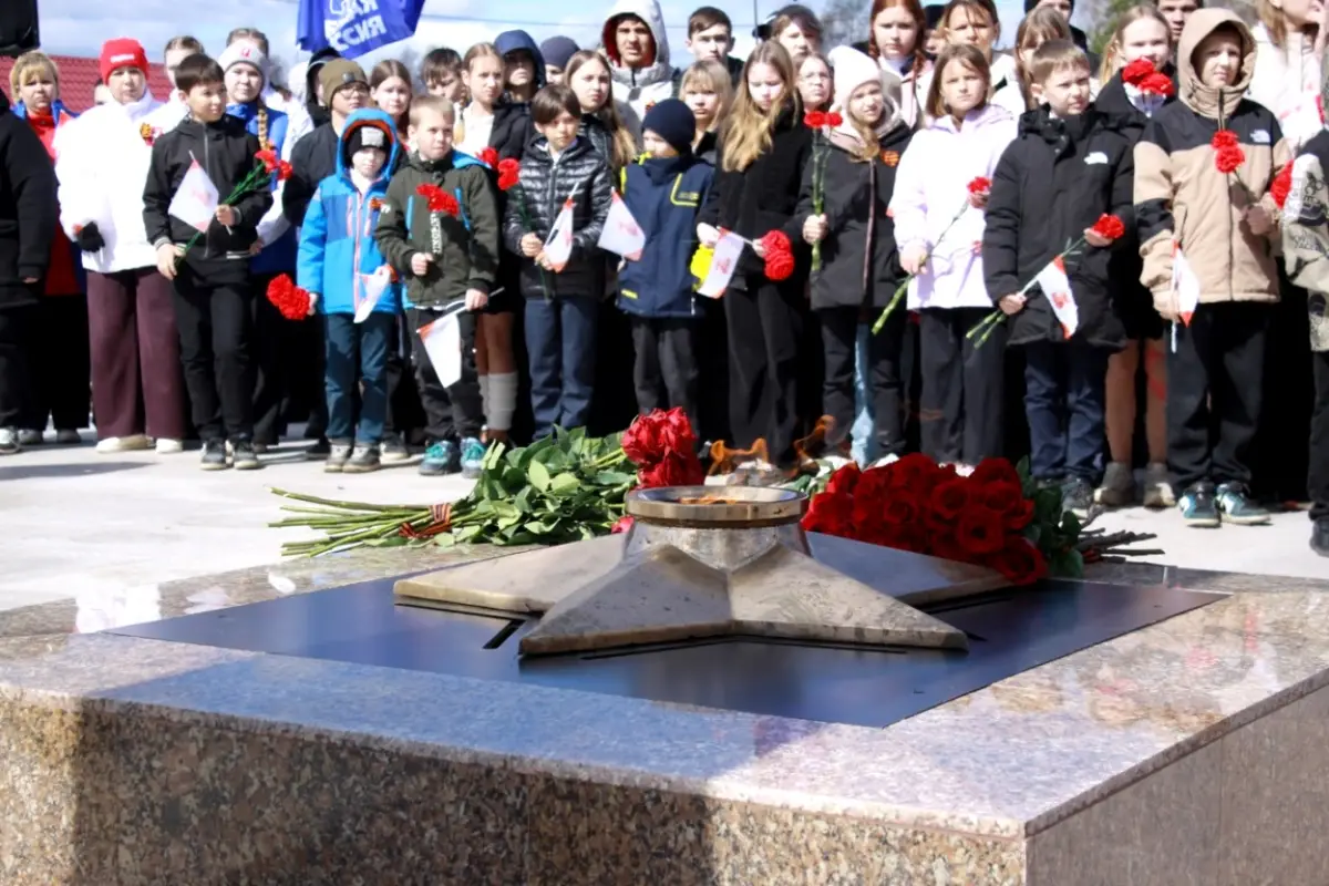 Сегодня в России одновременно зажглись 80 Вечных огней. В том числе — в Хвойной